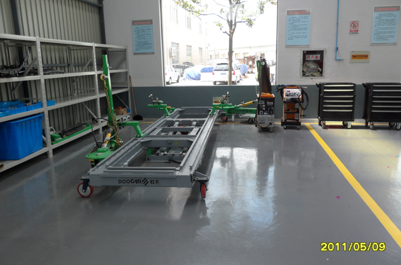 mobile car collision repair bench on wheels.png